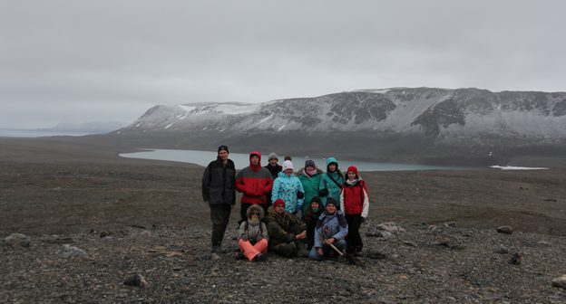 Зоологи, ботаники, почвоведы и другие участники «Арктического плавучего университета» на Новой Земле в 2018 году. Фото А. Пржиборо.