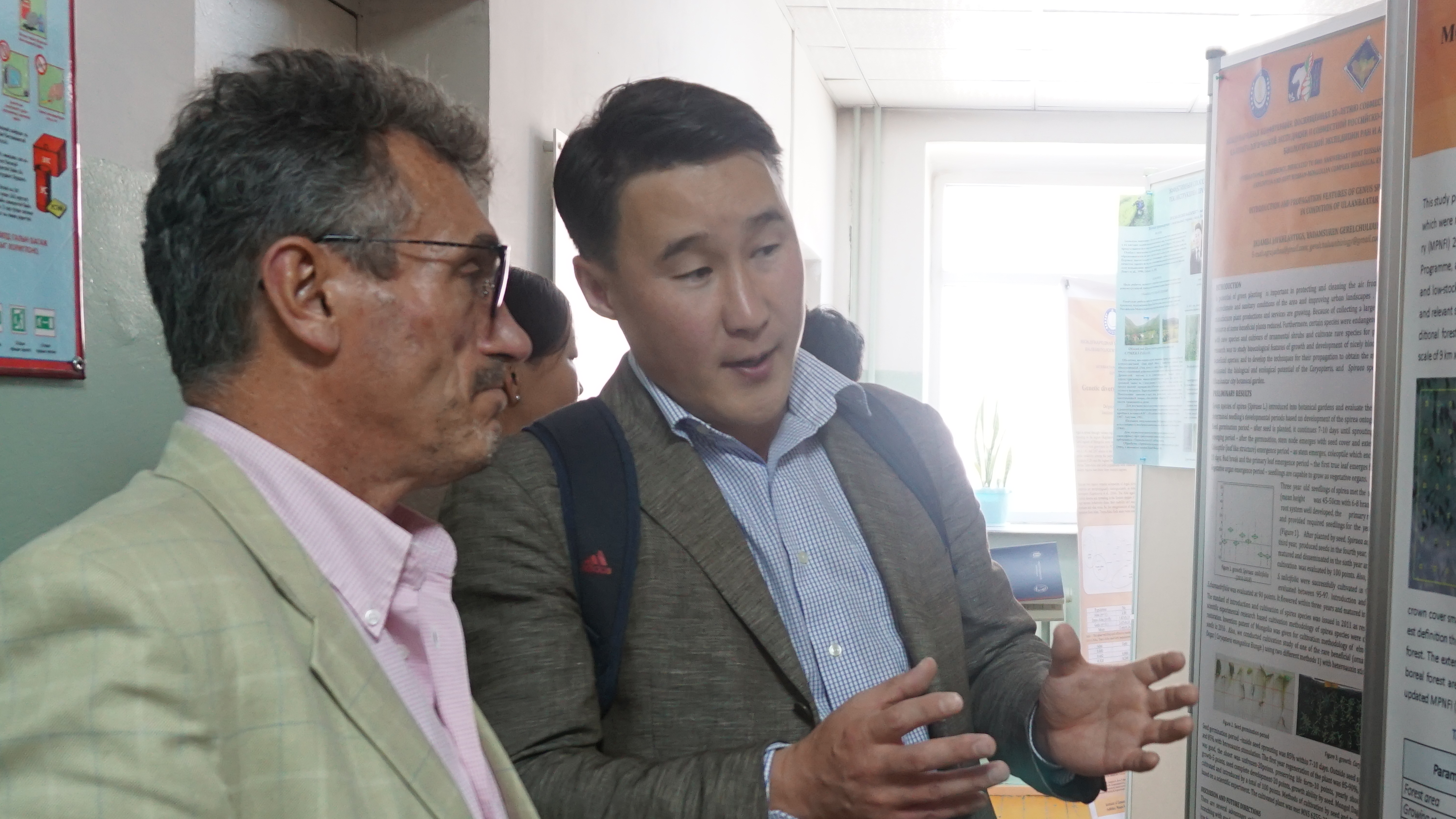 Начальник РЧ СРМКБЭ РАН и АНМ, к.б.н. С.Н. Бажа обсуждает стендовые доклады с молодыми монгольскими учеными