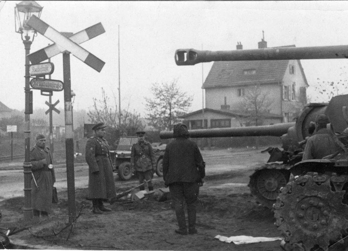 Проверка техники перед наступлением на Берлин. Апрель 1945. С.М. Кривошеин второй слева. Из семейного архива.