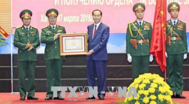 Президент Чан Дай Куанг вручает Орден «За Военные заслуги» третьей степени Российско-вьетнамскому тропическому центру