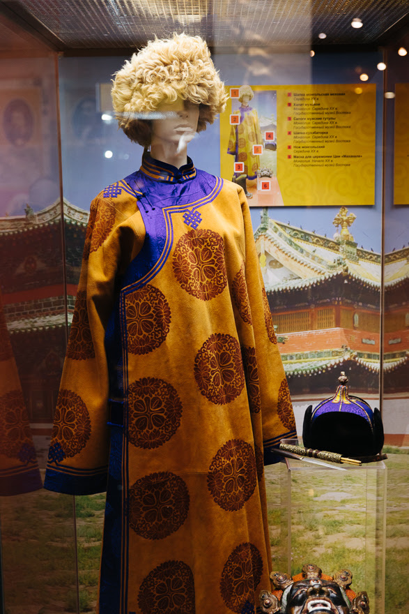 Музей Востока, любезно предоставил свои экспонаты – настоящую монгольскую одежду конца XIX – начала XX века.