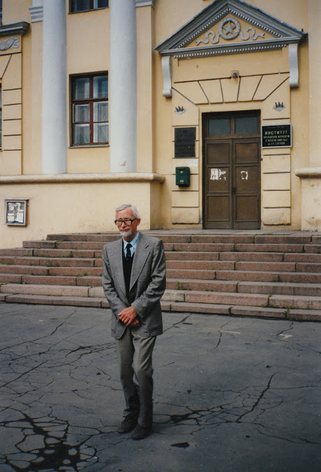 В.Н. Орлов в 1992 г. у входа в историческое здание на ул. Вавилова, 34.