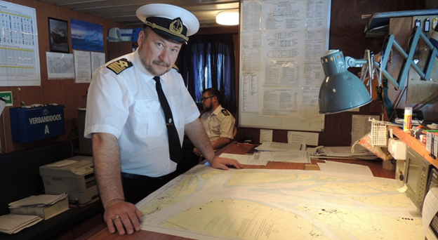 Капитан С. В. Хохлов перед морской картой на ходовом мостике НИС «Профессор Молчанов», рейс 2019 года. Фото из интернета.