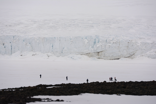 Сотрудники ААНИИ делают измерения на припайном льду острова Белл, июнь 2021. Фото И. Мизина.